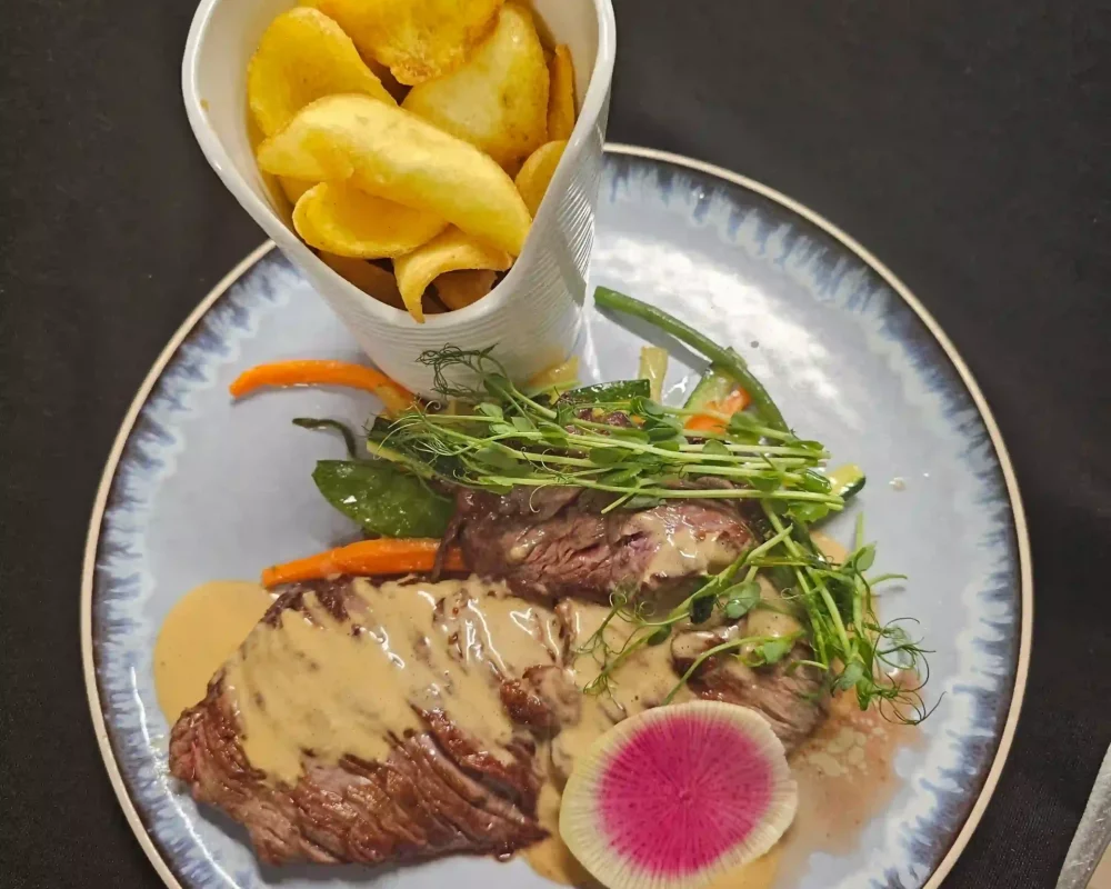 Le Lodge - Photo Plat de Viande Grillée avec Pommes de Terre Rôties - 1