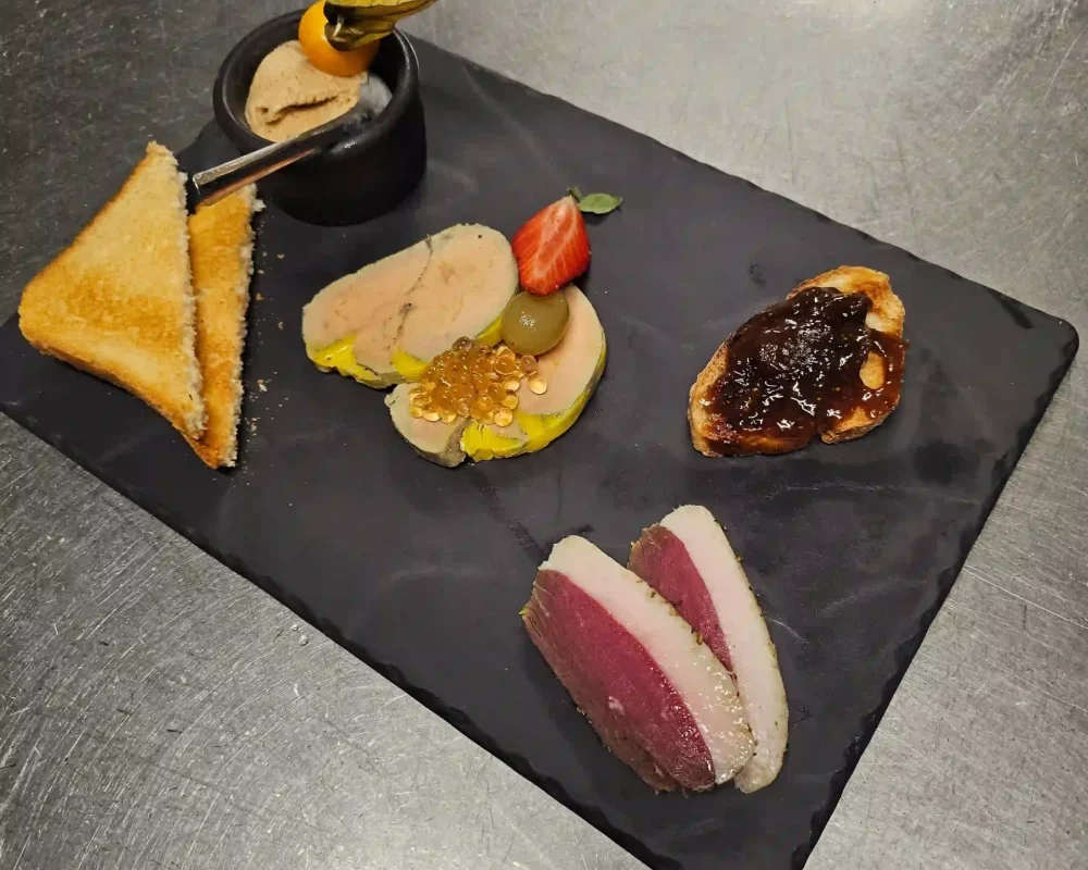 Le Lodge, photo d'une entrée du soir de Foie gras maison glace pain d épices et magret sèche par nos soins entrée du soir